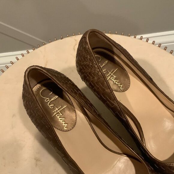 Cole Haan Gold Heeled Metallic Woven Leather Peep Toe Woman’s Pumps Size 6 - Picture 3 of 11